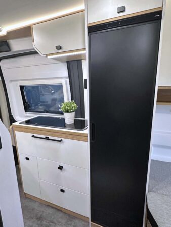 Le bloc cuisine, ici avec le réfrigérateur à compression dans sa plus grande version : 138 L