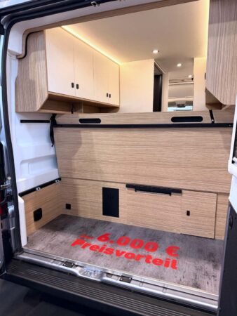 Astucieux, le lit se relève partiellement pour libérer un grand volume de soute, tout en offrant un couchage transversal pour une personne.