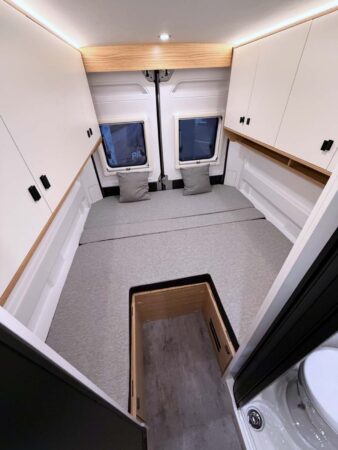 La partie centrale est amovible pour faciliter l'accès, tels des lits jumeaux.