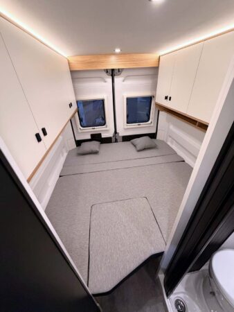 Le maxi couchage longitudinal s'étire sur 2 m en longueur et en largeur.