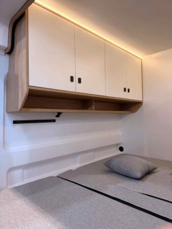 Sur chaque paroi, Pilote a disposé deux grand placards rétro-éclairés, chacun avec quatre portes et deux niches facilement accessibles.