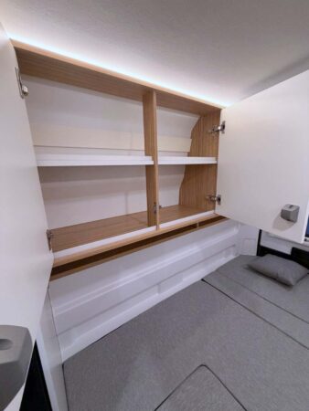 Chaque placard offre une hauteur de rangement de 55 cm, avec une profondeur de 31 cm pour l'étagère du bas, et 22 cm pour l'étagère supérieure.