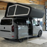 Aménagement "New Ultimate" by Rhön Camp : comme pour une tente de toit, des piquets viennent soutenir la structure en porte-à-faux.