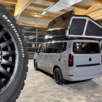 Aménagement "New Ultimate" by Rhön Camp : le toit s'ouvre latéralement et ses parois se gonflent à l'aide d'un compresseur.