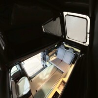 Aménagement "New Ultimate" by Rhön Camp : grâce à ce toit innovant, la hauteur intérieure est constante.