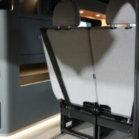 Aménagement "New Ultimate" by Rhön Camp : sur cette version, pas de banquette, mais des sièges individuels coulissants de marque Aguti.