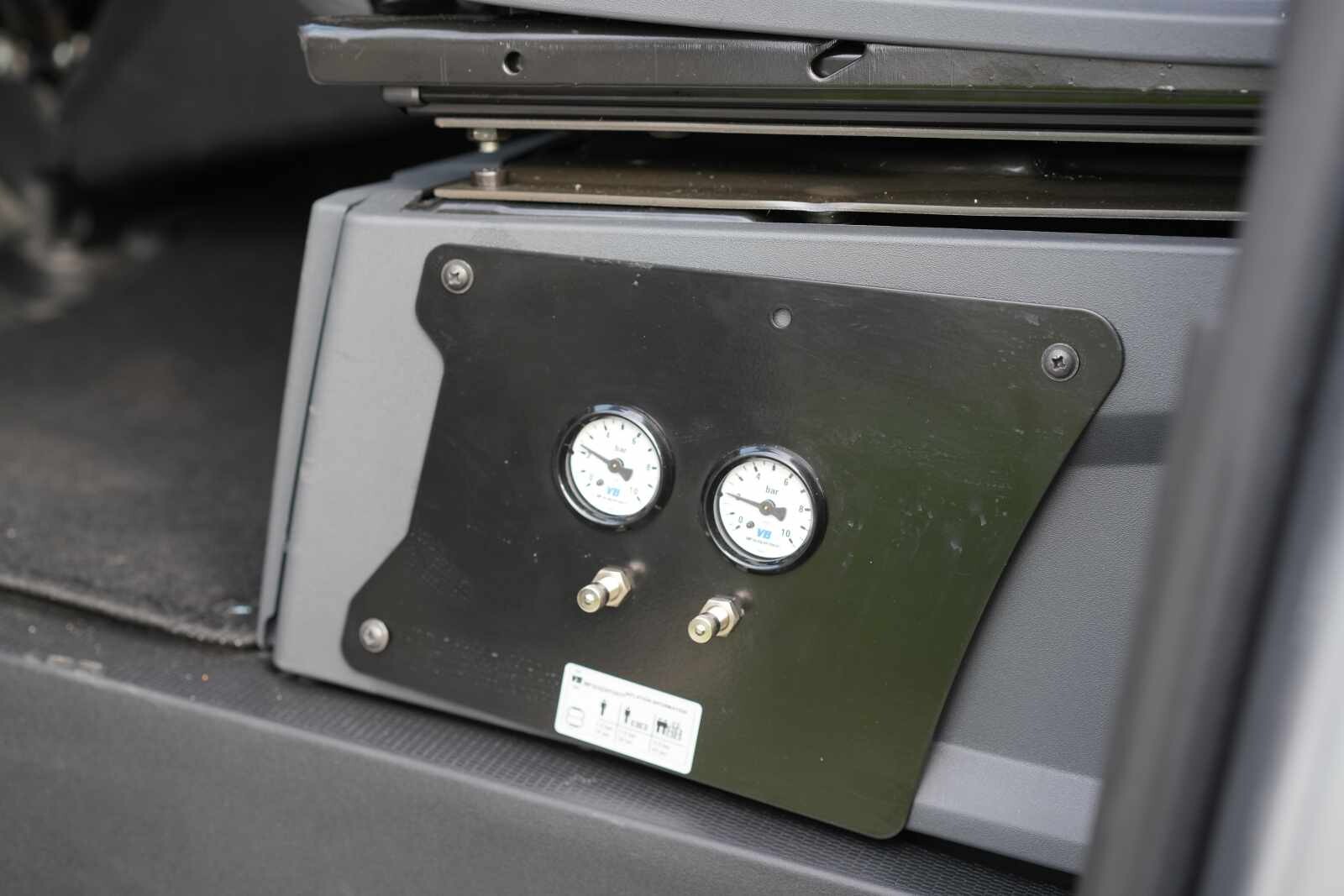 Valves et manomètres permettant de régler les renforts pneumatiques sur l’essieu arrière. Montage sans compresseur.