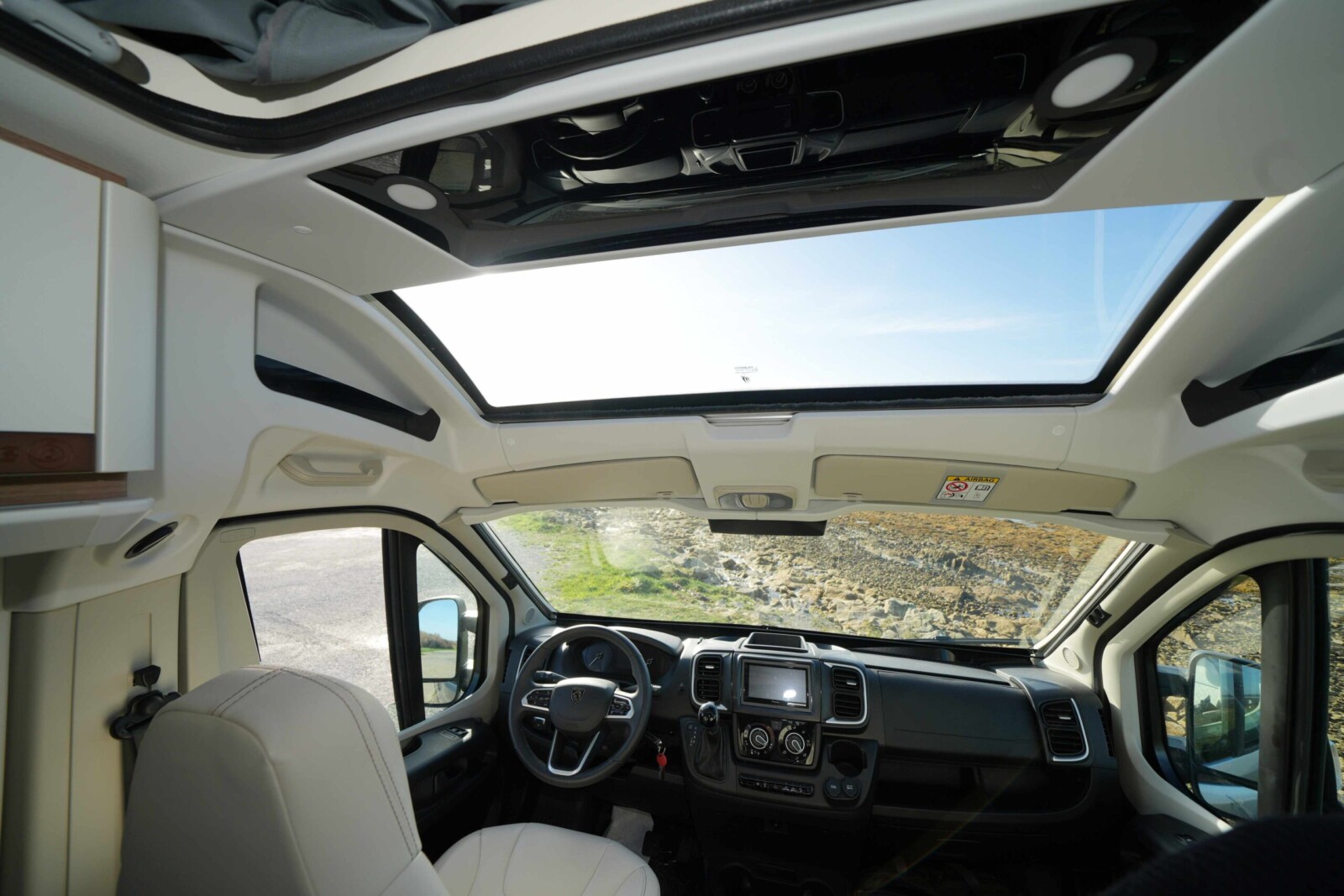 Indispensable lanterneau panoramique. Sur le dessus, une circulation d'air chaud évite la condensation sur la paroi vitrée.