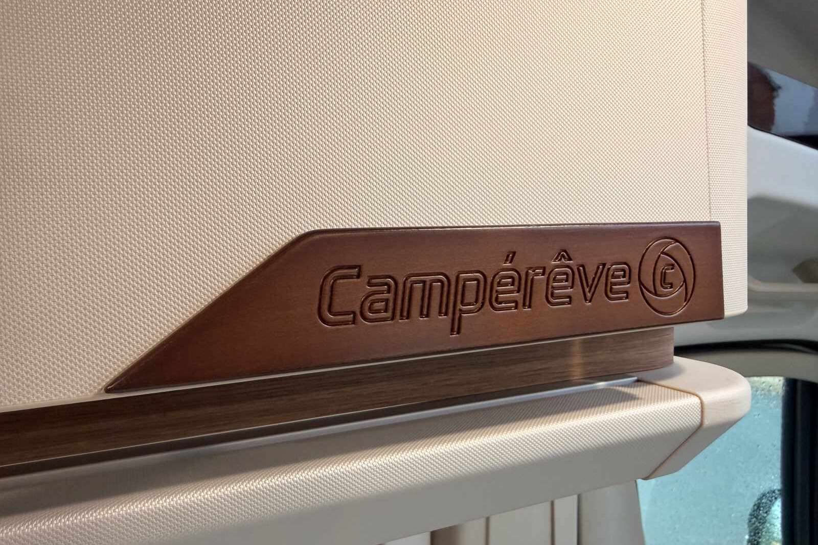 Détail du nouveau mobilier Eclipse de Campérêve : un blanc nacré texturé. fourgon de 6,36 m