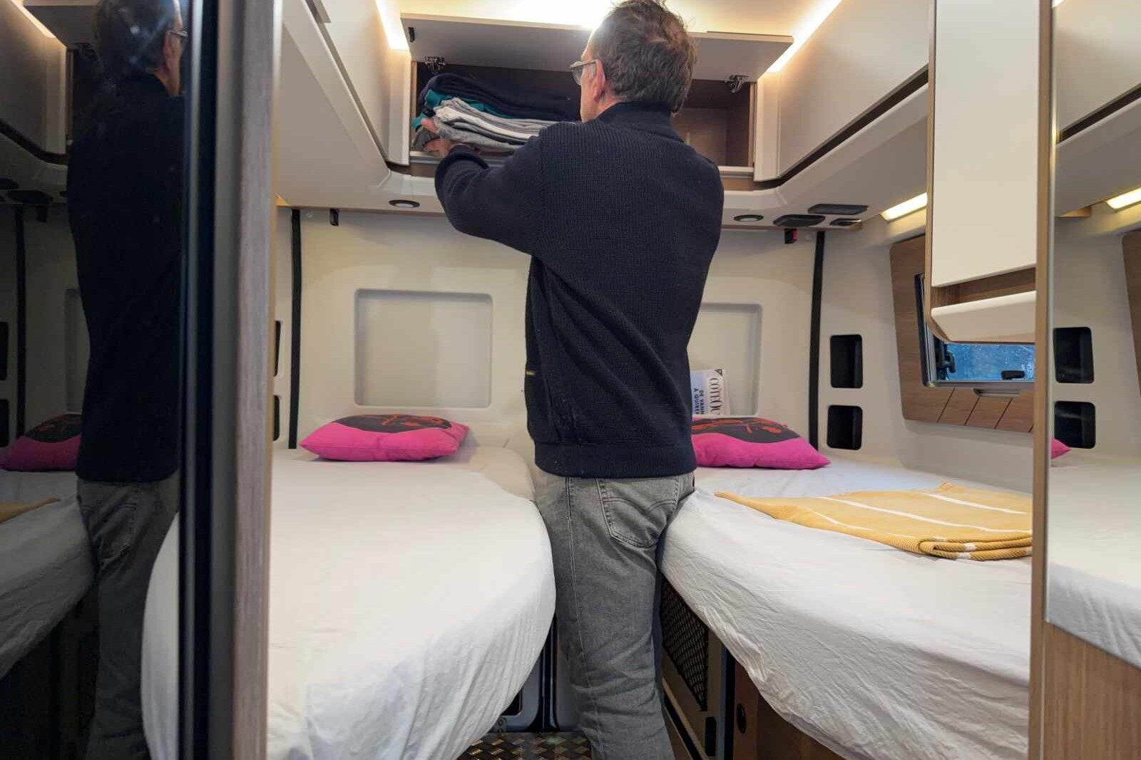 En suppriment partiellement l'extension centrale, on accède aux placards du fond