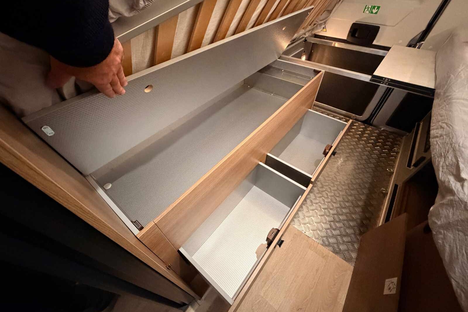 Coffre et tiroirs à portée de main. fourgon 6,36 m