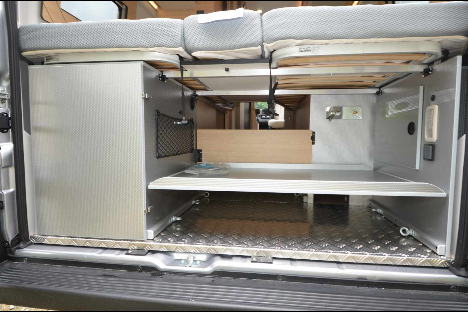 Grande profondeur de chargement en partie centrale et dans le tunnel à skis. Protection renforcée du plancher et des parois. fourgon de 6,36 m