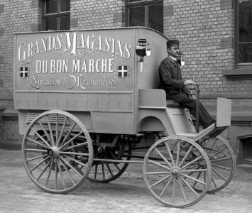 Ceci n'est pas une image générée par IA ! Il s'agit d'une véritable archive Mercedes photographiée en 1896 dans l'usine de Mannheim, Benz & Cie. Ce véhicule monocylindre, le Benz Victoria (3 à 6 chevaux, environ 15 km/h) a été le premier utilitaire à livrer Le Bon Marché à Paris, le 5 décembre 1896.