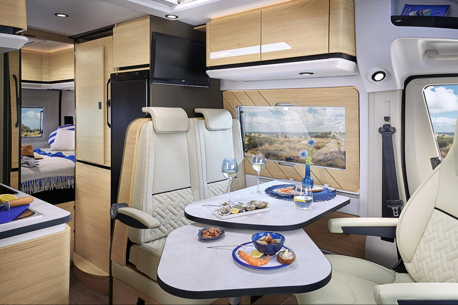 L'ambiance intérieure du Campérêve Magellan 643 Air Saphir, ici en mobilier Nordic et sellerie Dakota