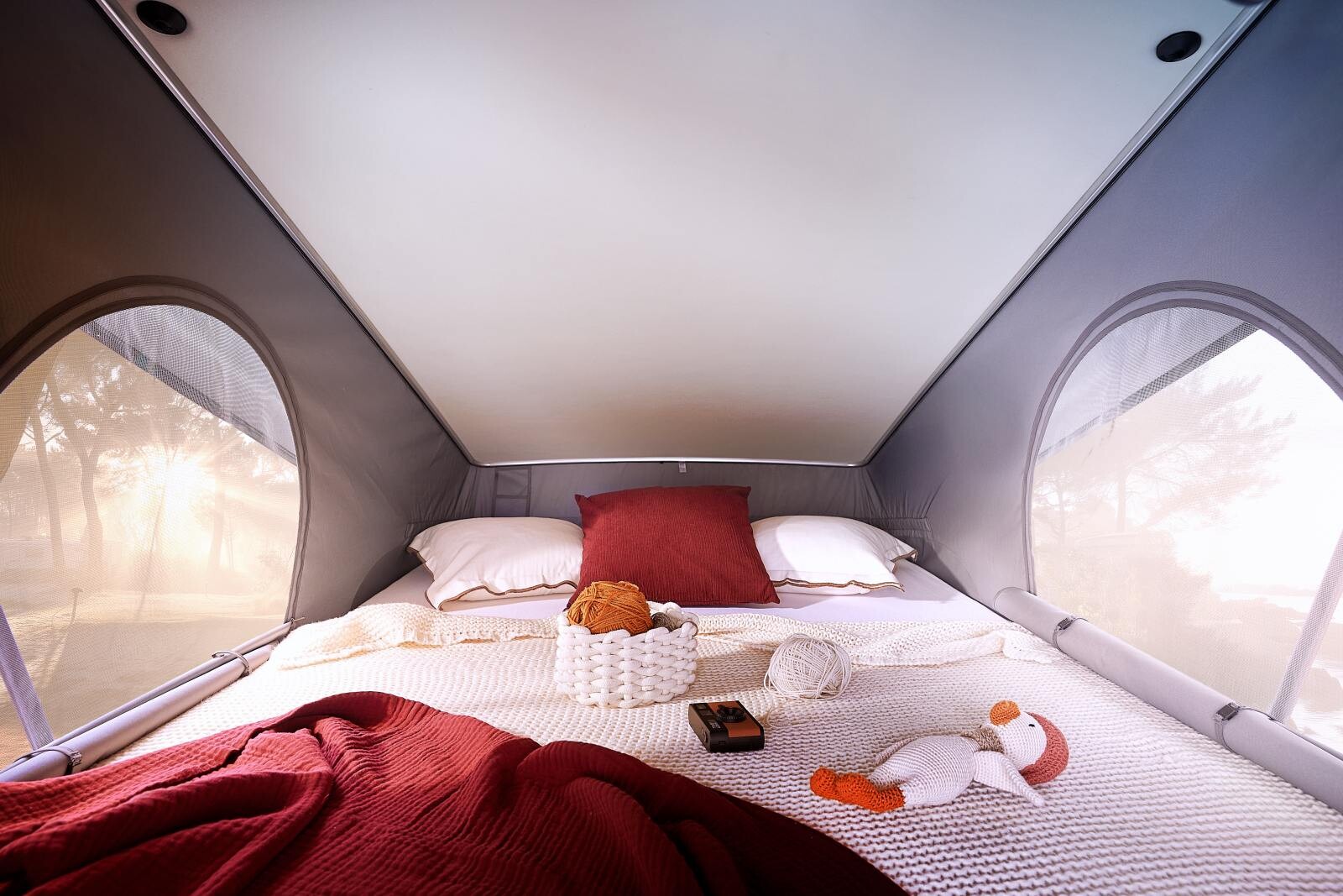 ...le lit du haut tout aussi confortable, refuge idéal des enfants le soir.