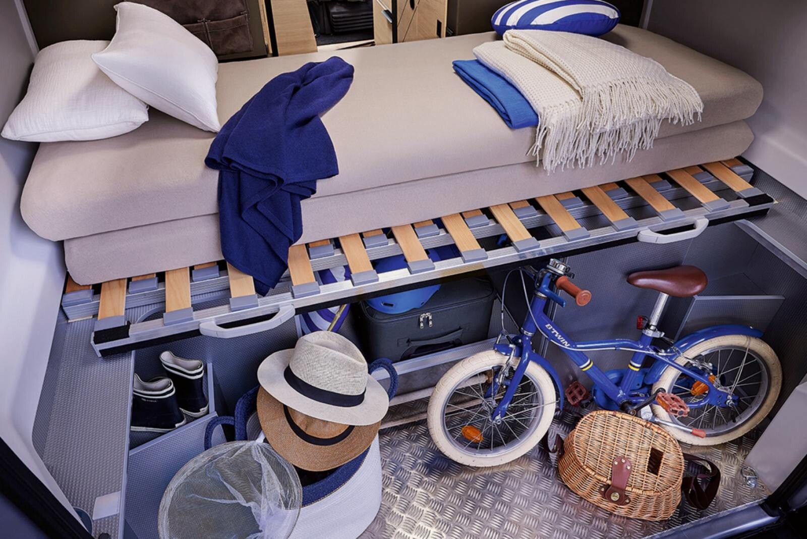 A l'arrière, la soute modulable sous le lit transversal.