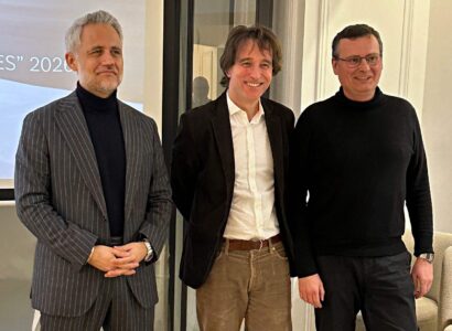 L'équipe de Mercedes-Benz Vans France le 19 février 2026 lors de la présentation des résultats 2025 à la presse. De gauche à droite : Batiste Pascalin (Directeur Général), Stephane Renault (Directeur Marketing) et Francis Michel (Relations Presse).