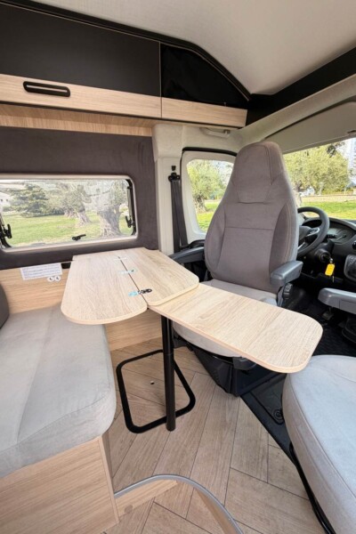 Reprise de la table type "SNCF" avec charnières centrales et rallonge pivotante.