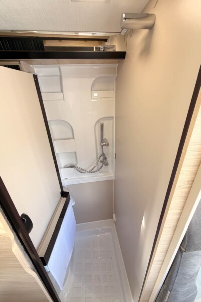 La paroi pivote et passe au-dessus du WC.