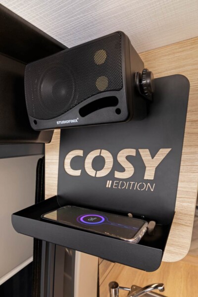 Intégration d'une enceinte Bluetooth et chargeur à induction pour le téléphone.