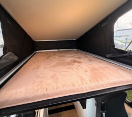 Matelas de 7 m pour le lit de 125 x 196 cm sous le toit (suppression possible sur le 2 places). fourgon aménagé Renault Trafic