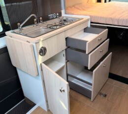 Une conception toujours rigoureuse de la cuisine. Sur la version 4 places, le réfrigérateur est renvoyé dans le meuble colonne opposé.