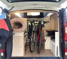 Un nouveau véhicule polyvalent. fourgon aménagé Renault Trafic