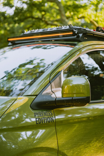 Une préparation off road signée Van Mania. Parmi tous les équipements, la galerie et la rampe lumineuse à l'avant.