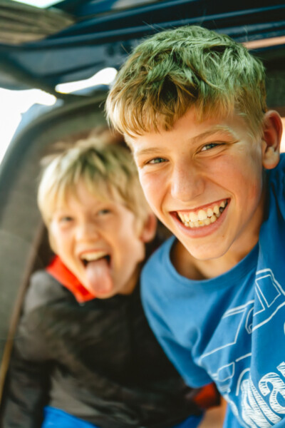 La van mania se transmet très tôt. Très belle expérience pour Louis et Léo, également du voyage.