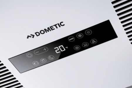 Outre la télécommande, certains modèles de climatiseurs intègrent des commandes tactiles intuitives qui permettent de régler simplement la température et le niveau de ventilation souhaités.