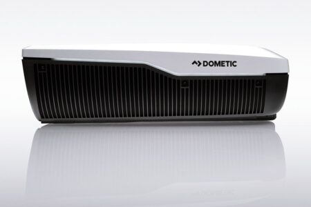 Via l’application Dometic Power, le mode de puissance adaptatif garantit un fonctionnement fiable des climatiseurs FJZ7, notamment sur les aires et campings avec une protection par fusible limitée.