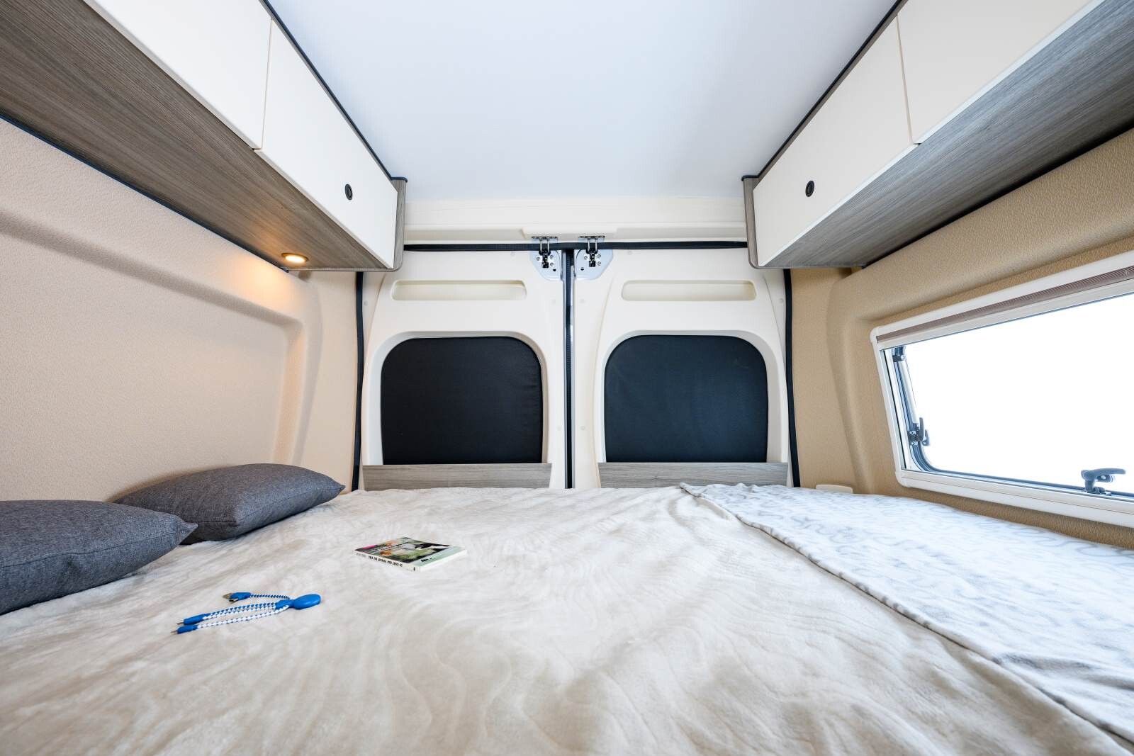 Le lit transversal affiche 194 x 147 cm