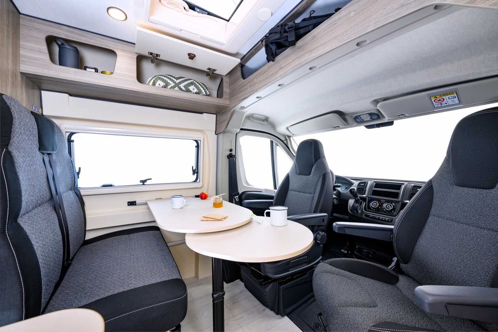 Le Randger 602A privilégie un rangement de pavillon au dessus de la cabine.