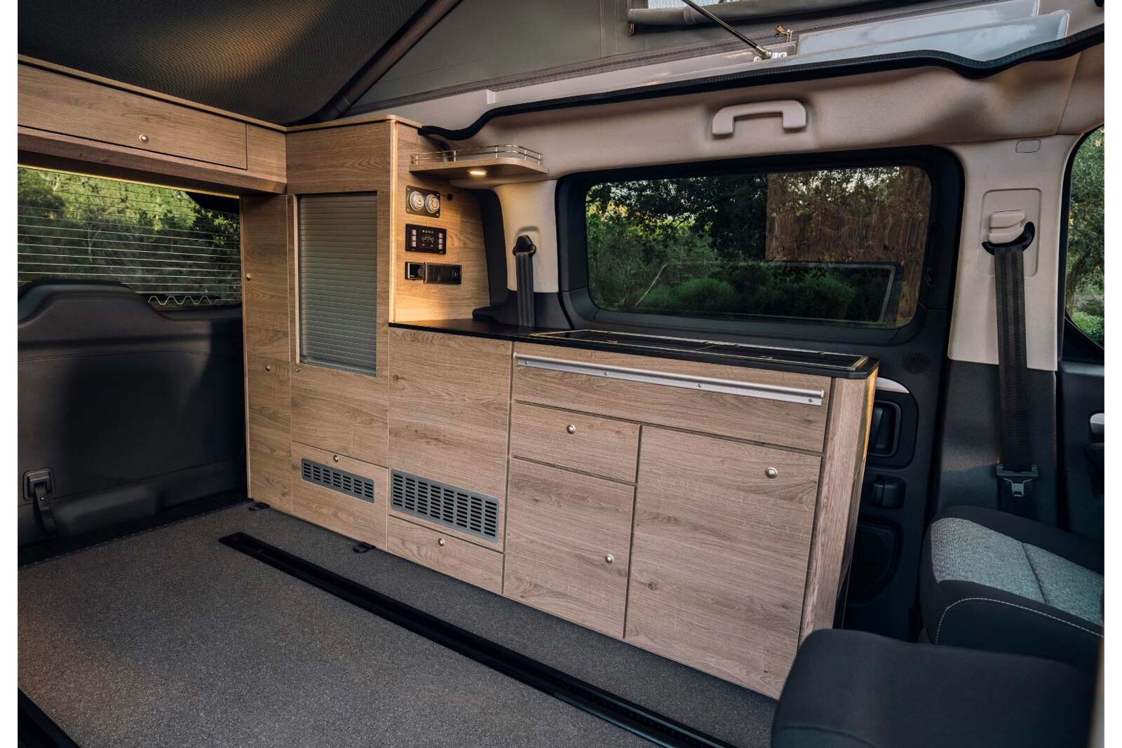 Citroën Holidays. La banquette passagers peut être retirée. On dispose alors d'une surface de chargement de 115 x 228 cm.