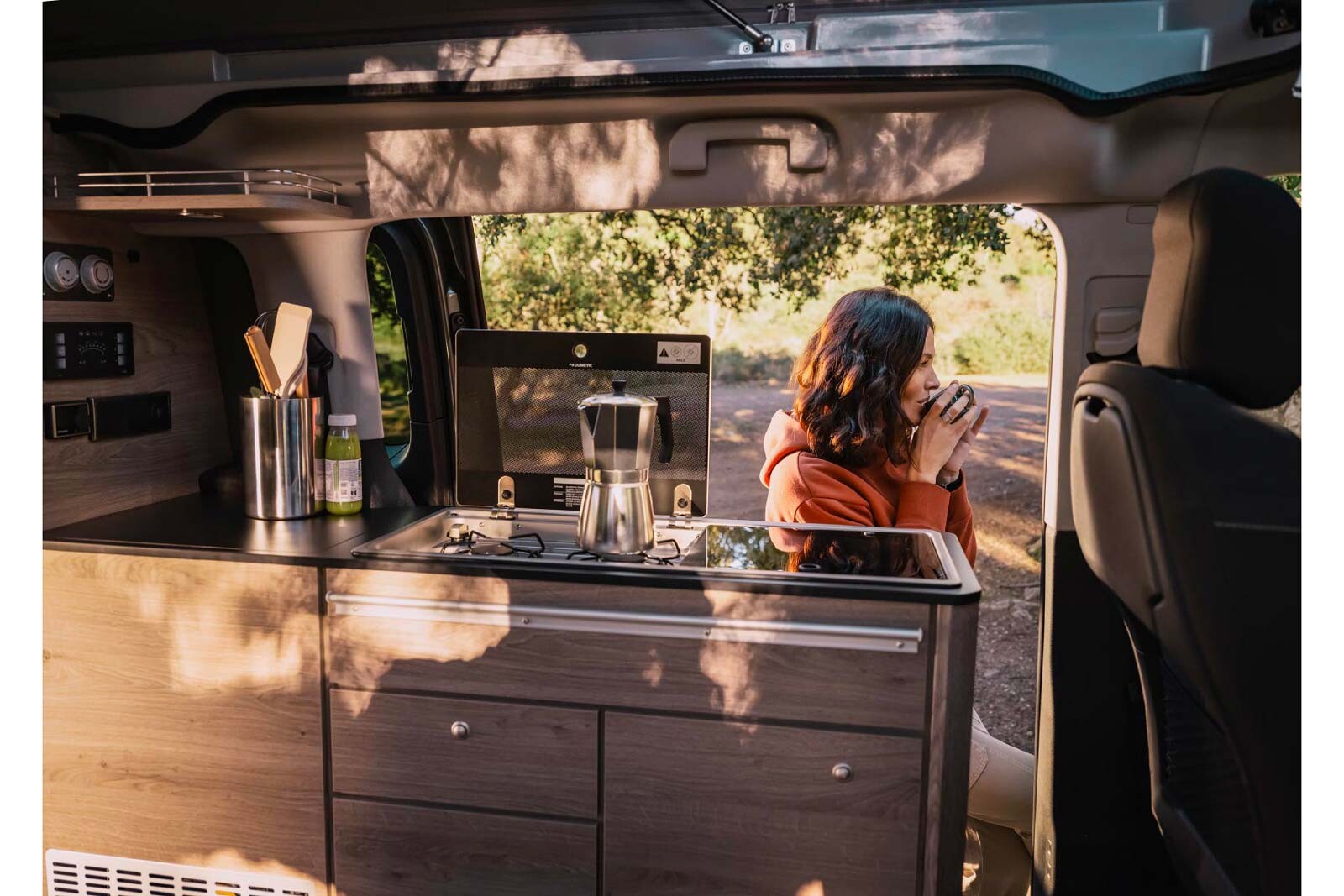 Citroën Holidays. L'accès au réfrigérateur se fait par le dessus, à gauche du réchaud gaz.