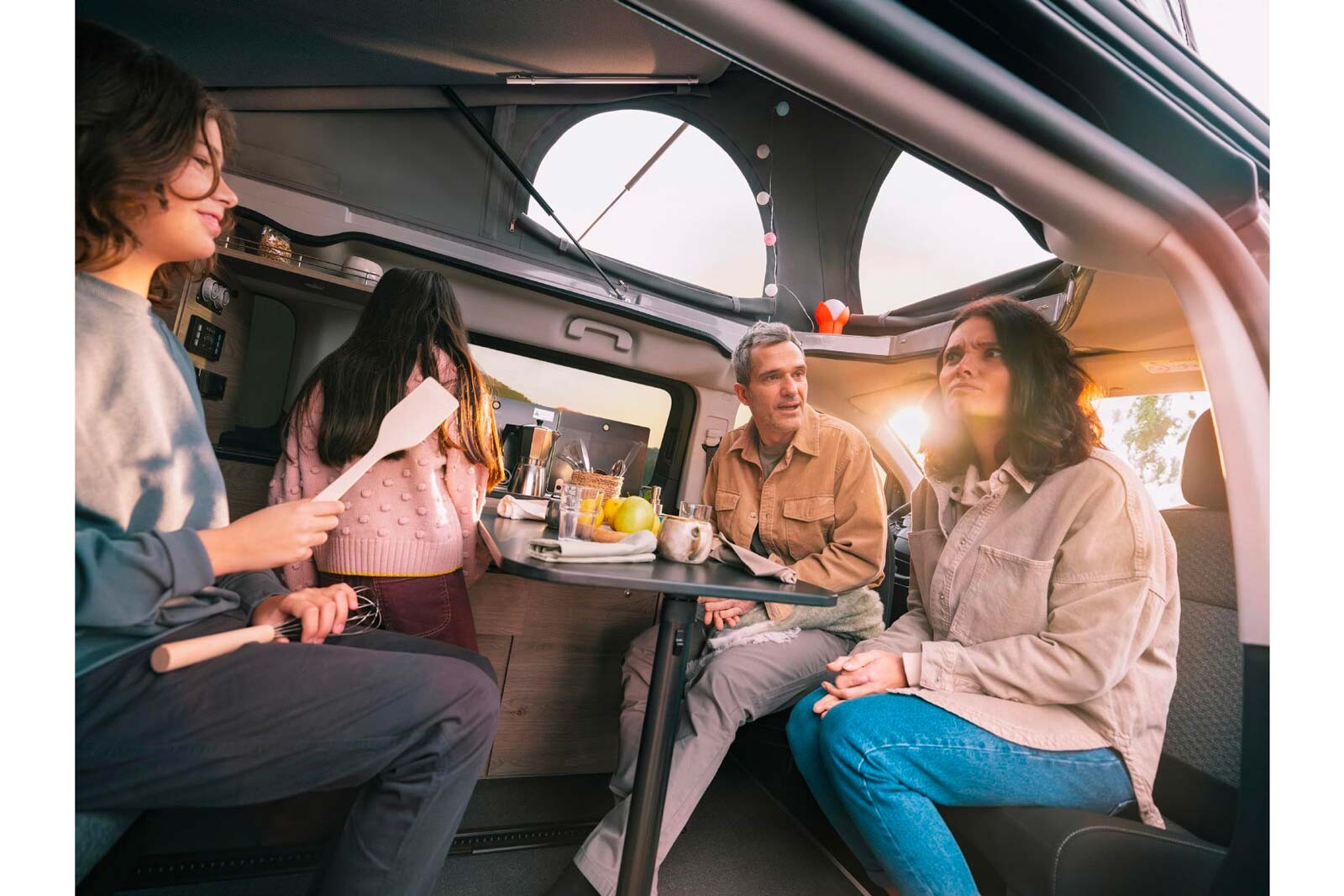 Citroën Holidays. Quatre personnes peuvent prendre place autour de la table, qui peut également être installée à l'extérieur, au dos du meuble de cuisine.