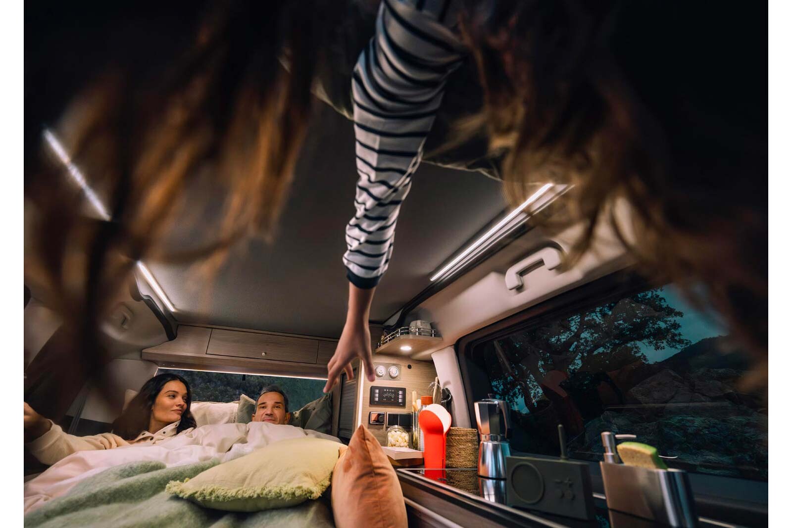 Citroën Holidays. Le soir venu, la banquette passager se transforme en un lit de 115 x 190 cm.