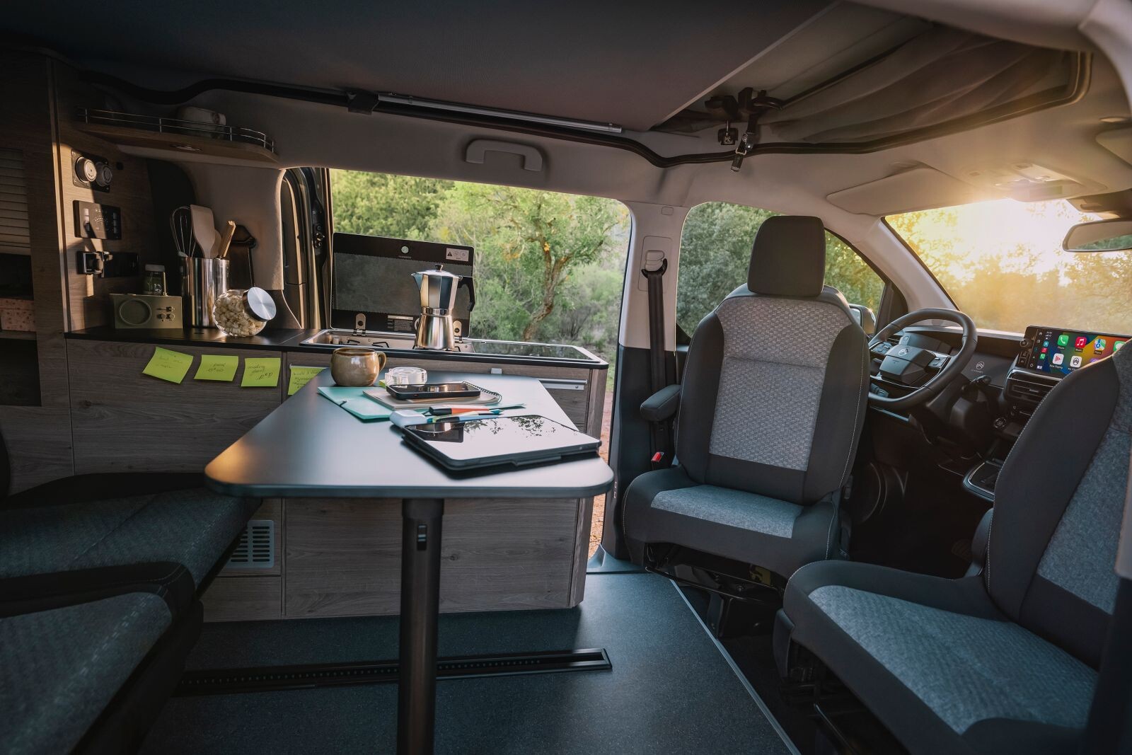 Citroën Holidays. La table présente des dimensions de 50 x 80 cm.