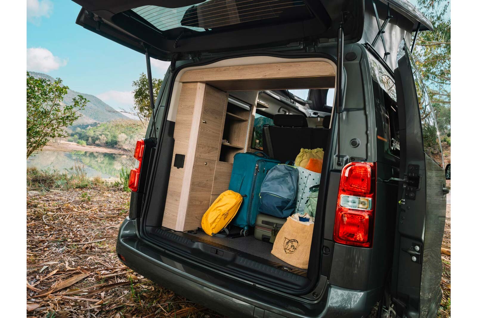 Citroën Holidays. Ici avec la banquette passagers installée, le Citroën Holidays présente un beau volume de chargement.