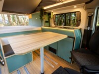 La table peut être installée à l'intérieur ou à l'extérieur.