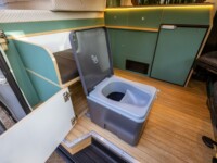 Dans la version 2 places, les toilettes sèches sont intégrées dans le coffre sous l'assise latérale.