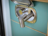 Le chauffe-eau Thermo Box permet d'alimenter en eau chaude la douchette extérieure.