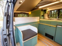 À l'étape, le coffre d'assise vient offrir une place en vis-à-vis des sièges cabine.