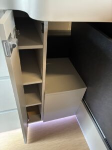 Le meuble standard avec placard à étagères.