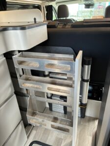 Le meuble optionnel avec porte-épices / range-bouteilles coulissant.