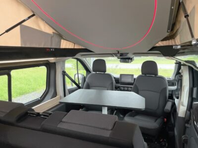 Un salon (presque) comme à la maison, où quatre personnes peuvent s'installer confortablement autour de la grande table.