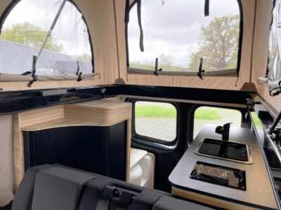 La découpe du meuble, face à la cuisine, favorise la circulation entre l'avant et l'arrière.