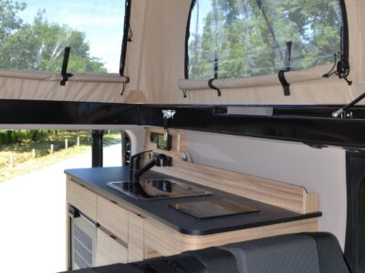 Le longueur du bloc cuisine est l'un des atouts de ce modèle.