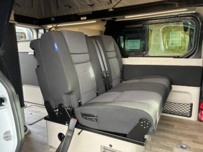 MCC opte ici pour une confortable banquette fixe Scopema 2 places.