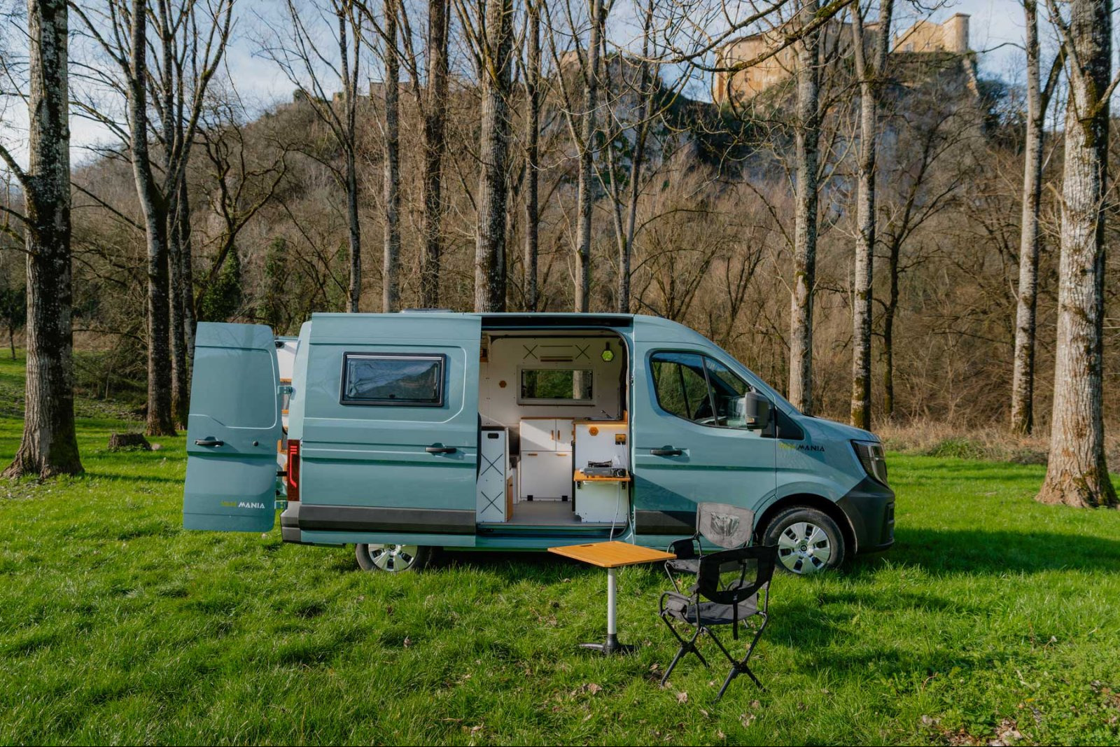 Van Mania est le premier aménageur en France à décliner le Master de dernière génération – lancé en 2024 – en version camper-van. Il est ici proposé dans un gabarit de 5,68 m de long. Crédit 📸 @alexbild